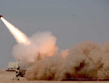 Το Ριάντ «under fire»: Αναχαιτίστηκαν 2(;) βαλλιστικοί πύραυλοι των Χούθι - Εκρήξεις στο κέντρο της πόλης